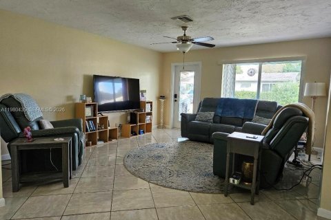 House in Tamarac, Florida 2 bedrooms, 124.3 sq.m. № 2043811 - photo 3