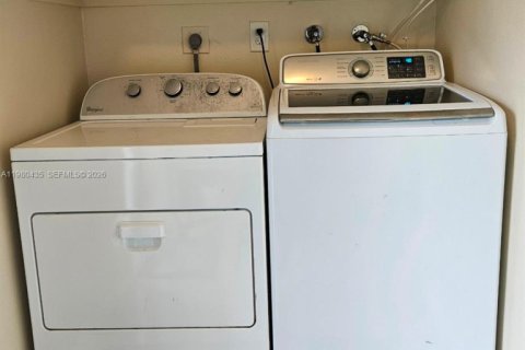 House in Tamarac, Florida 2 bedrooms, 124.3 sq.m. № 2043811 - photo 15