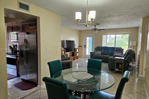 House in Tamarac, Florida 2 bedrooms, 124.3 sq.m. № 2043811 - photo 2