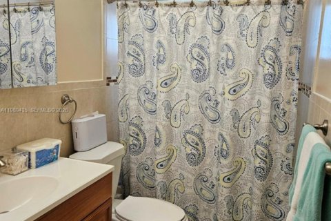 House in Tamarac, Florida 2 bedrooms, 124.3 sq.m. № 2043811 - photo 14