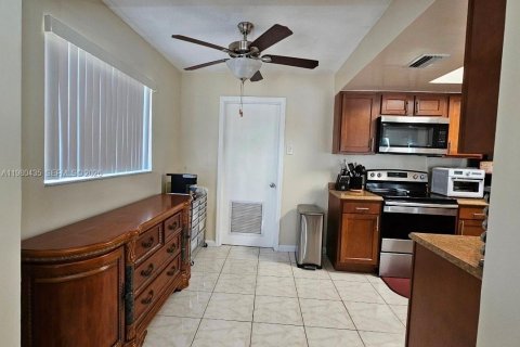 House in Tamarac, Florida 2 bedrooms, 124.3 sq.m. № 2043811 - photo 5
