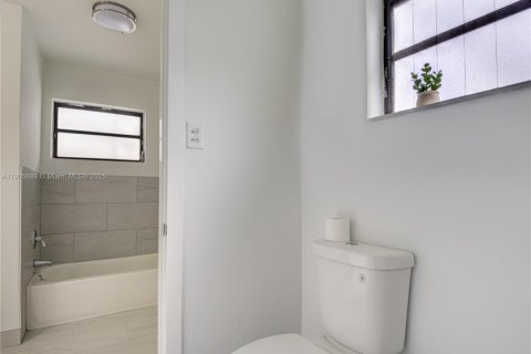 Villa ou maison à vendre à Hollywood, Floride: 5 chambres, 265.33 m2 № 1966270 - photo 24