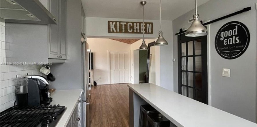 Дом в Майами, Флорида 5 спален, 209.12м2 № 1946969