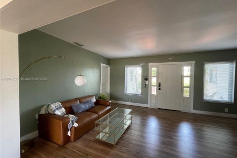 Снять в аренду виллу или дом в Майами, Флорида 5 спален, 209.12м2, № 1946969 - фото 7