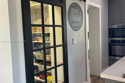 Снять в аренду виллу или дом в Майами, Флорида 5 спален, 209.12м2, № 1946969 - фото 16