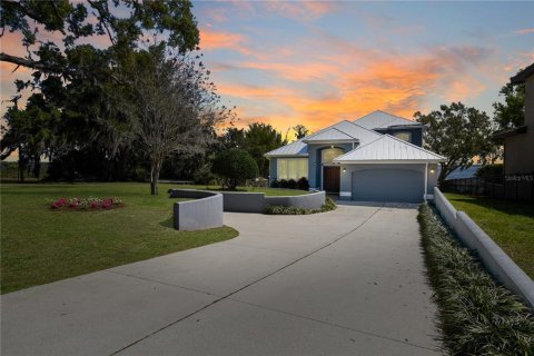 House in Windermere, Florida 3 bedrooms, 302.4 sq.m. № 1586345 - photo 1