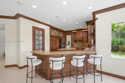 House in Weston, Florida 5 bedrooms, 463.12 sq.m. № 2087013 - photo 12