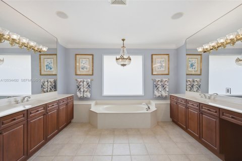 House in Weston, Florida 5 bedrooms, 463.12 sq.m. № 2087013 - photo 23