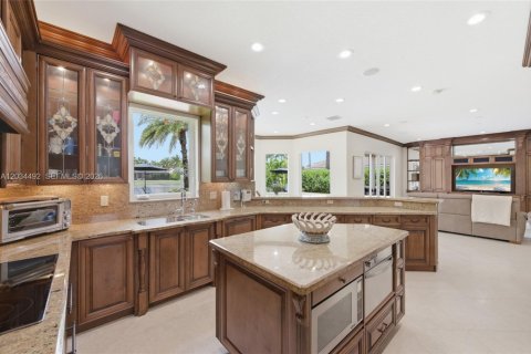 House in Weston, Florida 5 bedrooms, 463.12 sq.m. № 2087013 - photo 11