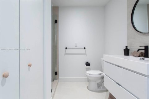 Condo in Miami, Florida, 1 bedroom  № 1880279 - photo 16