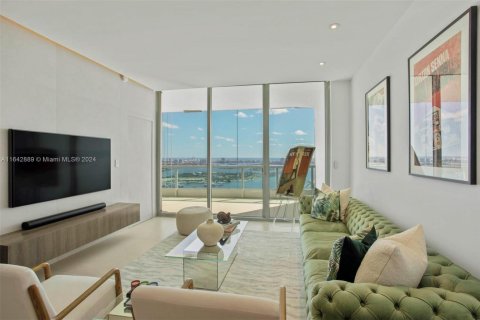 Condo in Miami, Florida, 1 bedroom  № 1880279 - photo 1