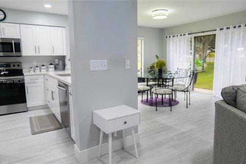 Casa en venta en Davie, Florida, 3 dormitorios, 153.1 m2 № 1945768 - foto 13