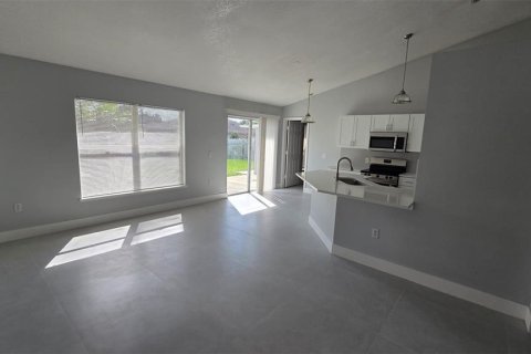House in Kissimmee, Florida 3 bedrooms, 166.85 sq.m. № 2377929 - photo 13