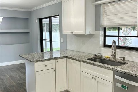 House in Sarasota, Florida 3 bedrooms, 154.5 sq.m. № 2198404 - photo 17
