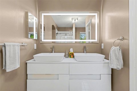 Adosado en venta en Hollywood, Florida, 3 dormitorios, 162.39 m2 № 2006368 - foto 19