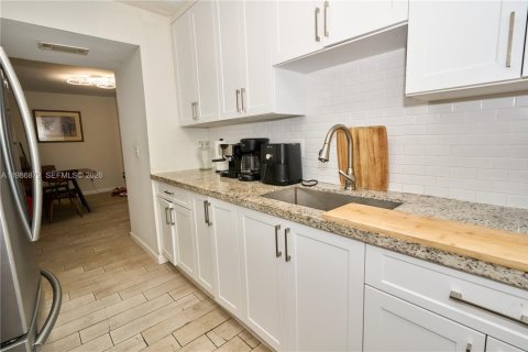 Condo in Cutler Bay, Florida, 1 bedroom  № 2051533 - photo 17