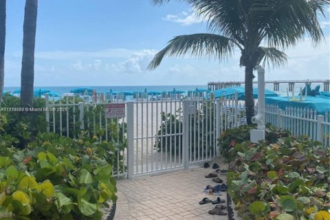 Copropriété à louer à Sunny Isles Beach, Floride: 51.1 m2 № 1860712 - photo 1