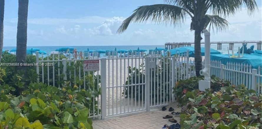 Studio à Condo à Sunny Isles Beach, Floride  № 1860712