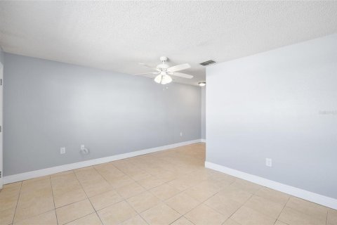 Villa ou maison à vendre à New Port Richey, Floride: 2 chambres, 67.08 m2 № 2233301 - photo 5