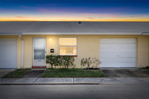 House in New Port Richey, Florida 2 bedrooms, 67.08 sq.m. № 2233301