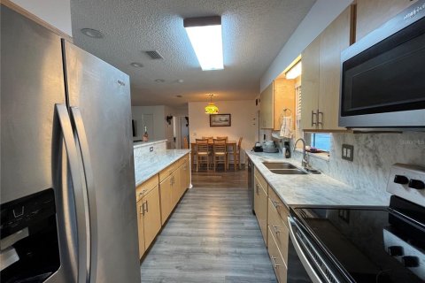 House in Fruitland Park, Florida 3 bedrooms, 120.77 sq.m. № 2091909 - photo 16