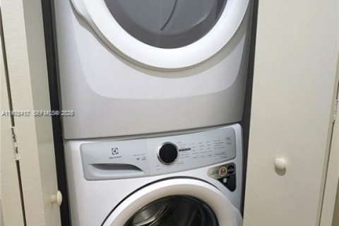 Снять в аренду кондоминиум в Майами, Флорида 1 спальня, 59.27м2, № 2043953 - фото 8