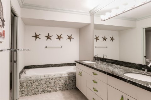 Condo in Aventura, Florida, 2 bedrooms  № 1974785 - photo 16