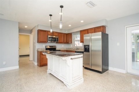 House in Saint Petersburg, Florida 3 bedrooms, 108.32 sq.m. № 1893818 - photo 8