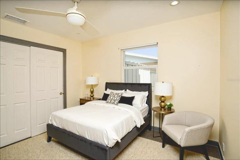 House in Saint Petersburg, Florida 3 bedrooms, 108.32 sq.m. № 1893818 - photo 23