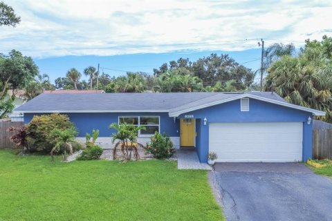 House in Saint Petersburg, Florida 3 bedrooms, 108.32 sq.m. № 1893818 - photo 1