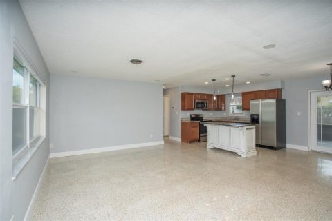 House in Saint Petersburg, Florida 3 bedrooms, 108.32 sq.m. № 1893818 - photo 6