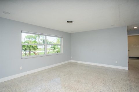 House in Saint Petersburg, Florida 3 bedrooms, 108.32 sq.m. № 1893818 - photo 5