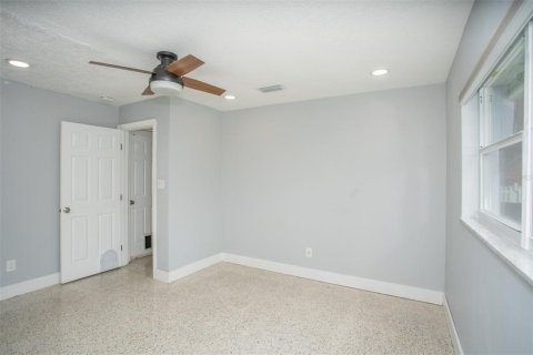 House in Saint Petersburg, Florida 3 bedrooms, 108.32 sq.m. № 1893818 - photo 16