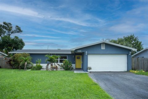House in Saint Petersburg, Florida 3 bedrooms, 108.32 sq.m. № 1893818 - photo 2