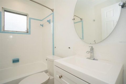 House in Saint Petersburg, Florida 3 bedrooms, 108.32 sq.m. № 1893818 - photo 28