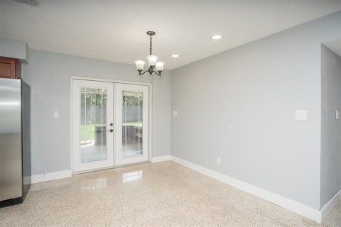 House in Saint Petersburg, Florida 3 bedrooms, 108.32 sq.m. № 1893818 - photo 11