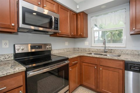 House in Saint Petersburg, Florida 3 bedrooms, 108.32 sq.m. № 1893818 - photo 9