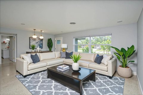 House in Saint Petersburg, Florida 3 bedrooms, 108.32 sq.m. № 1893818 - photo 4