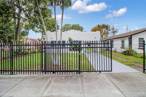 Immobilier commercial à vendre à Miami, Floride: 124.67 m2 № 2024911 - photo 4