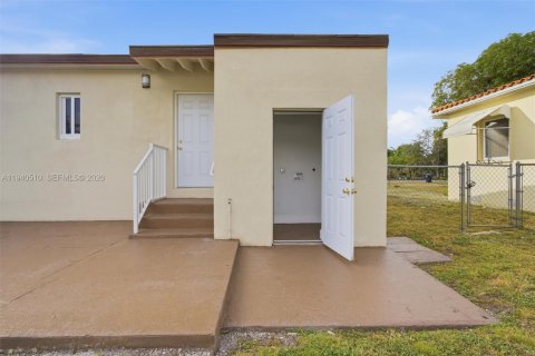 House in Miami Springs, Florida 3 bedrooms, 87.51 sq.m. № 1997699 - photo 27