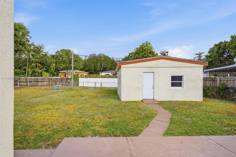 House in Miami Springs, Florida 3 bedrooms, 87.51 sq.m. № 1997699 - photo 23