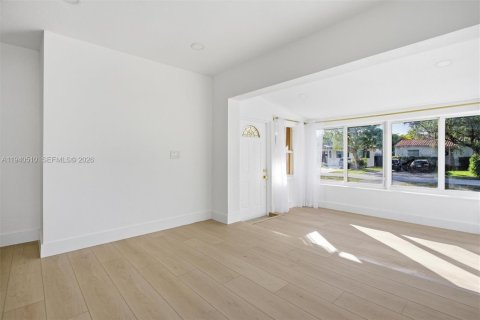 House in Miami Springs, Florida 3 bedrooms, 87.51 sq.m. № 1997699 - photo 9