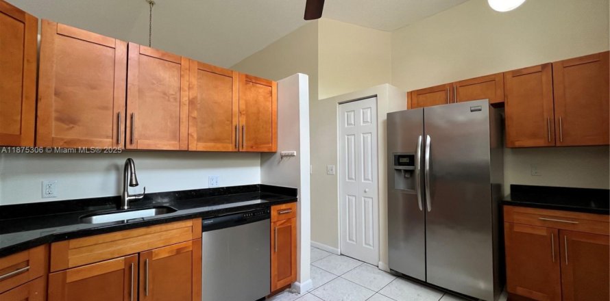 Condominio en North Lauderdale, Florida, 3 dormitorios № 1926331