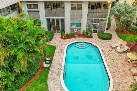 Condo in Oakland Park, Florida, 2 bedrooms  № 1924929 - photo 3
