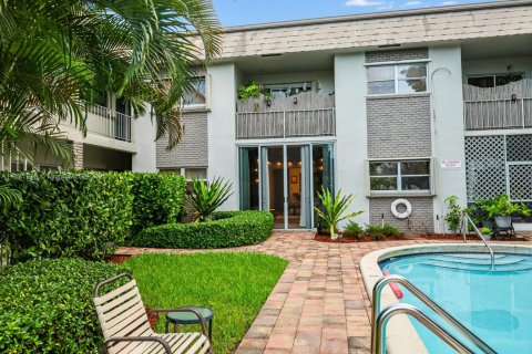 Condo in Oakland Park, Florida, 2 bedrooms  № 1924929 - photo 1
