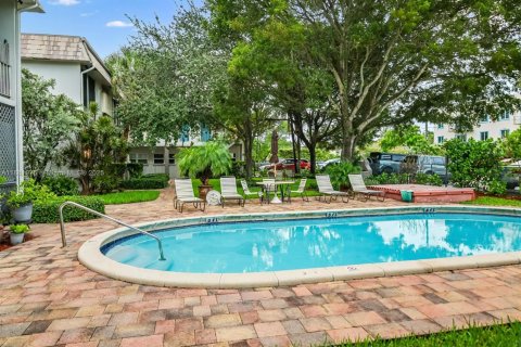 Condo in Oakland Park, Florida, 2 bedrooms  № 1924929 - photo 15