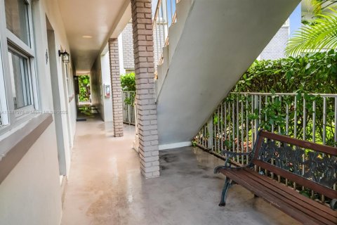 Condo in Oakland Park, Florida, 2 bedrooms  № 1924929 - photo 14