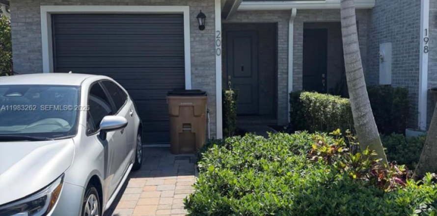 Adosado en Deerfield Beach, Florida 3 dormitorios, 130.99 m2 № 2046690