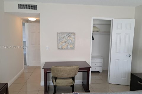 Condominio en alquiler en Hallandale Beach, Florida, 1 dormitorio, 87.05 m2 № 1982369 - foto 15