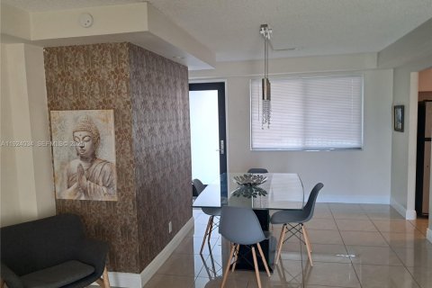 Condominio en alquiler en Hallandale Beach, Florida, 1 dormitorio, 87.05 m2 № 1982369 - foto 13